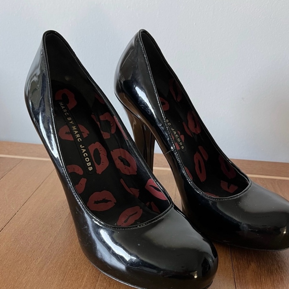 Marc Jacobs Black Patent Leather Platform Pumps with Lip-Print Lining - Picture 2 of 3